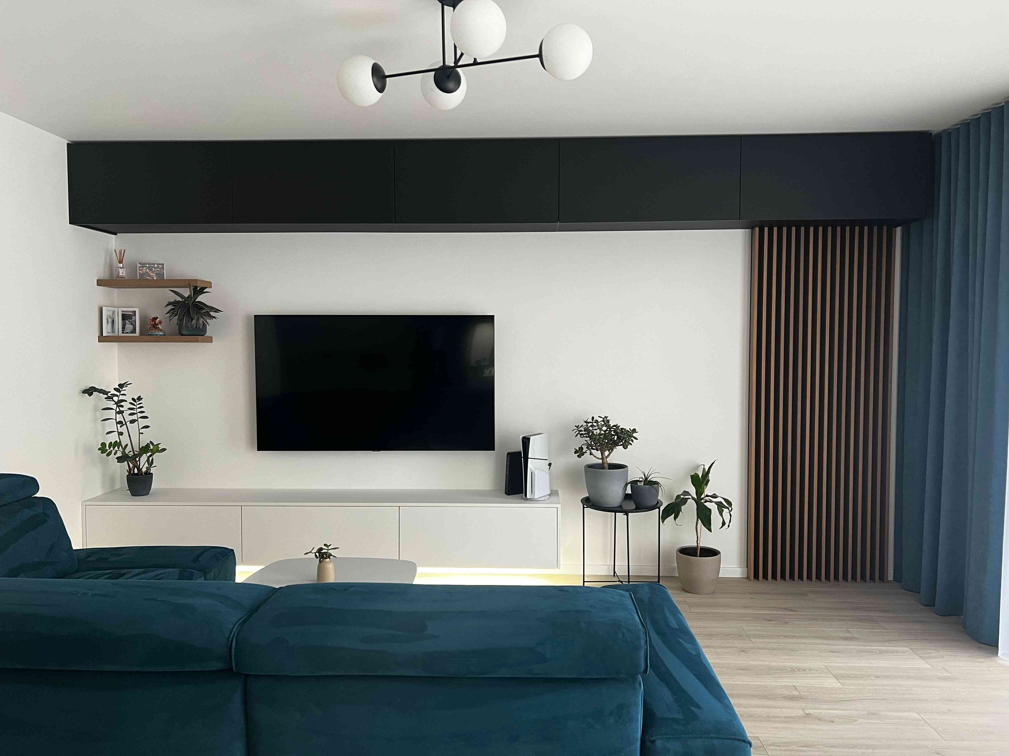 Interiér obávačky s nábytkom v materiálovom prevedení Dub Tabak a Biela Matt